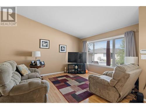 1001 30 Avenue Unit# 39, Vernon, BC - Indoor Photo Showing Living Room