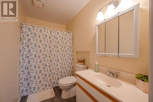 8475 Princeton-Summerland Road, Summerland, BC - Indoor Photo Showing Bathroom