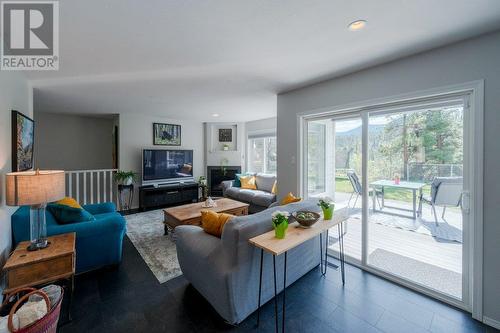 8475 Summerland Princeton Road, Summerland, BC - Indoor Photo Showing Living Room