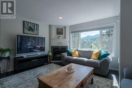 8475 Princeton-Summerland Road, Summerland, BC - Indoor Photo Showing Living Room