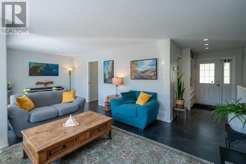 8475 Princeton-Summerland Road, Summerland, BC - Indoor Photo Showing Living Room