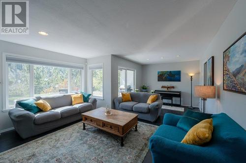 8475 Princeton-Summerland Road, Summerland, BC - Indoor Photo Showing Living Room