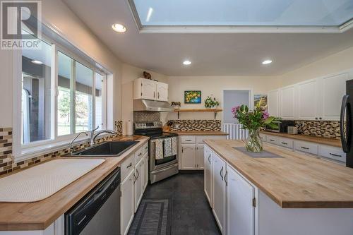 8475 Princeton-Summerland Road, Summerland, BC - Indoor Photo Showing Kitchen