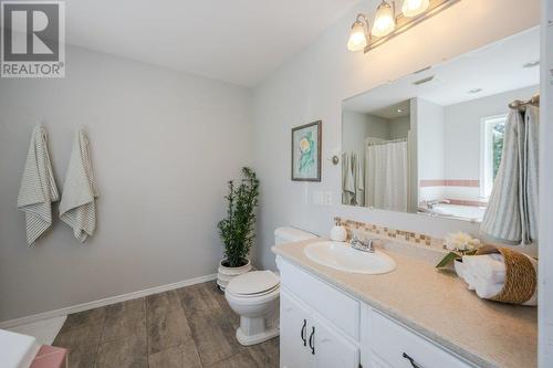 8475 Princeton-Summerland Road, Summerland, BC - Indoor Photo Showing Bathroom