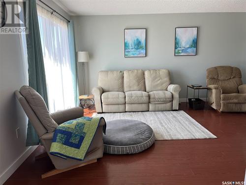 300 3Rd Avenue W, Debden, SK - Indoor Photo Showing Living Room