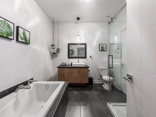 Salle de bains attenante Ã  la CCP - 102-120 Av. De La Belle-Dame, La Prairie, QC - Indoor Photo Showing Bathroom