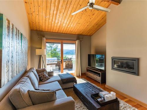 11780 Fairtide Rd, Ladysmith, BC - Indoor Photo Showing Living Room With Fireplace