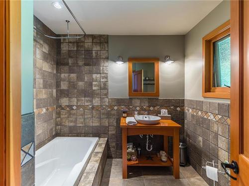 11780 Fairtide Rd, Ladysmith, BC - Indoor Photo Showing Bathroom