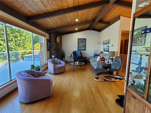 270 Cedar St, Tofino, BC - Indoor Photo Showing Living Room
