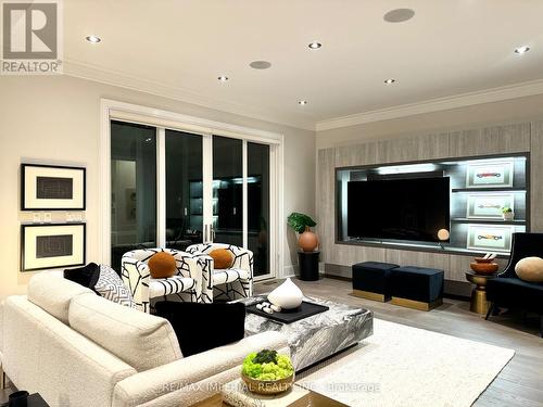 9 Hilda Ave, Toronto, ON - Indoor Photo Showing Living Room