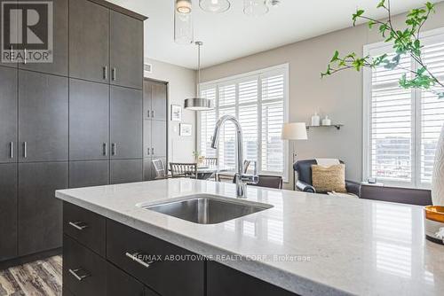 #404 -457 Plains Rd E, Burlington, ON - Indoor Photo Showing Kitchen