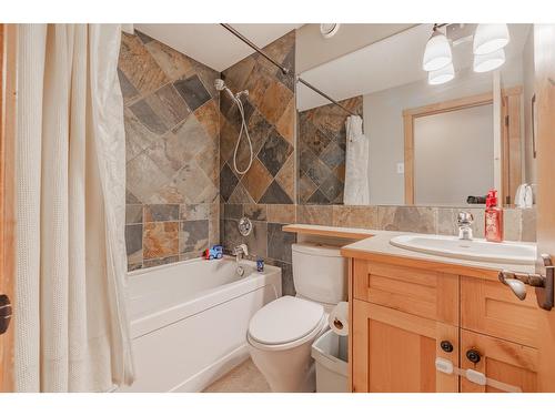 21 - 6800 Columbia Lake Road, Fairmont Hot Springs, BC - Indoor Photo Showing Bathroom