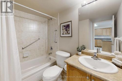 #2507 -18 Parkview Ave, Toronto, ON - Indoor Photo Showing Bathroom