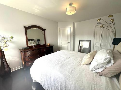 Master bedroom - 5-3583 Boul. Ste-Rose, Laval (Fabreville), QC - Indoor Photo Showing Bedroom