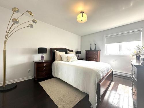 Master bedroom - 5-3583 Boul. Ste-Rose, Laval (Fabreville), QC - Indoor Photo Showing Bedroom