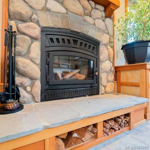 1680 Peligren Pl, Qualicum Beach, BC - Indoor Photo Showing Living Room With Fireplace