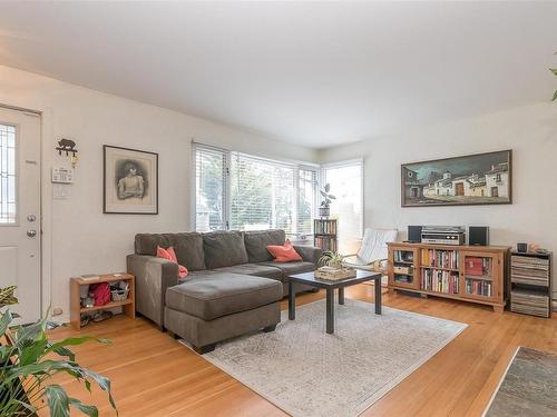 875 Phoenix St, Esquimalt, BC - Indoor Photo Showing Living Room