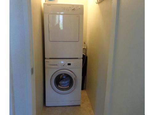 875 Phoenix St, Esquimalt, BC - Indoor Photo Showing Laundry Room