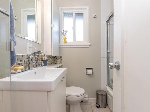 875 Phoenix St, Esquimalt, BC - Indoor Photo Showing Bathroom