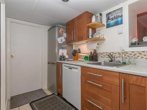875 Phoenix St, Esquimalt, BC - Indoor Photo Showing Kitchen