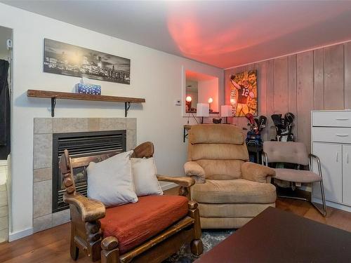 875 Phoenix St, Esquimalt, BC - Indoor Photo Showing Living Room With Fireplace