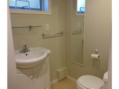 875 Phoenix St, Esquimalt, BC - Indoor Photo Showing Bathroom