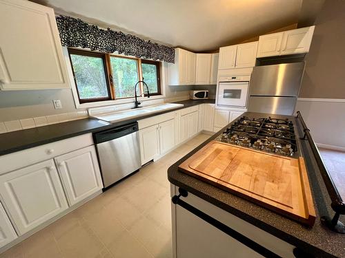 1394 Relkoff Road, Castlegar, BC - Indoor Photo Showing Kitchen