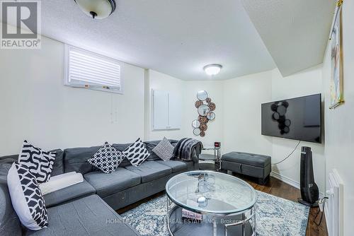 22 Windward Crescent, Vaughan, ON - Indoor Photo Showing Living Room