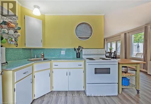 27955 Park Drive, Dutton/Dunwich, ON - Indoor Photo Showing Kitchen