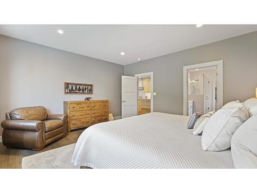 886 Copper Ridge Lane, Windermere, BC - Indoor Photo Showing Bedroom