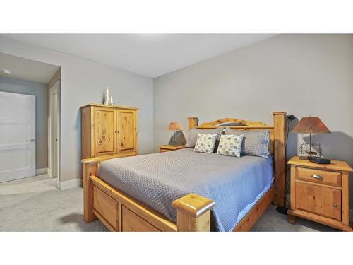 886 Copper Ridge Lane, Windermere, BC - Indoor Photo Showing Bedroom