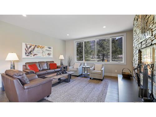 886 Copper Ridge Lane, Windermere, BC - Indoor Photo Showing Living Room