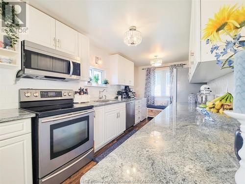19270 Lakeside Drive, Lakeshore, ON - Indoor Photo Showing Kitchen