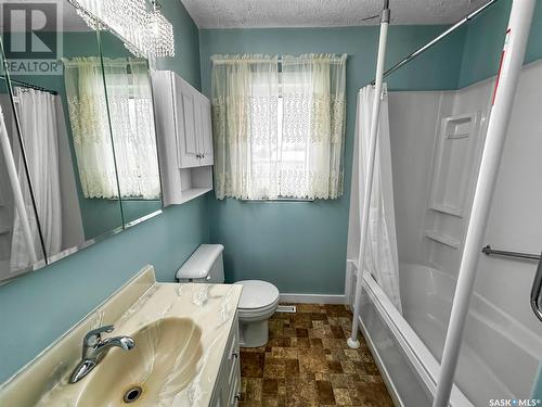 60 South Railway Street W, Swift Current, SK - Indoor Photo Showing Bathroom