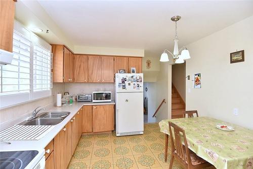 3 Lanscott Place, Hamilton, ON - Indoor Photo Showing Kitchen With Double Sink