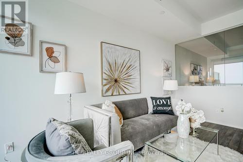 4011 - 197 Yonge Street, Toronto, ON - Indoor Photo Showing Living Room