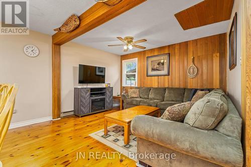 322 Oxbow Park Drive, Wasaga Beach, ON - Indoor Photo Showing Living Room
