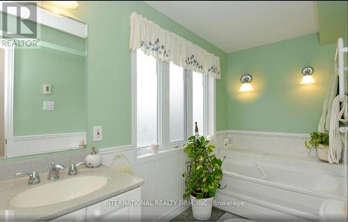 386 Billings Ave, Ottawa, ON - Indoor Photo Showing Bathroom