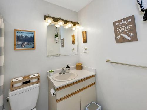 210 Cowichan Ave, Lake Cowichan, BC - Indoor Photo Showing Bathroom