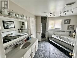 Bathroom with access to Primary bedroom - 