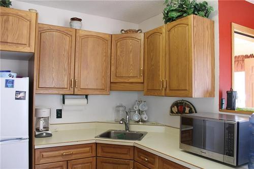 30 Lake Forest Drive, Gimli Rm, MB - Indoor Photo Showing Kitchen
