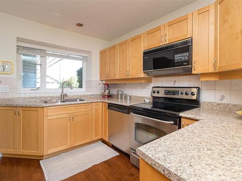 550 Fairways Pl, Cobble Hill, BC - Indoor Photo Showing Kitchen With Double Sink