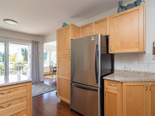 550 Fairways Pl, Cobble Hill, BC - Indoor Photo Showing Kitchen
