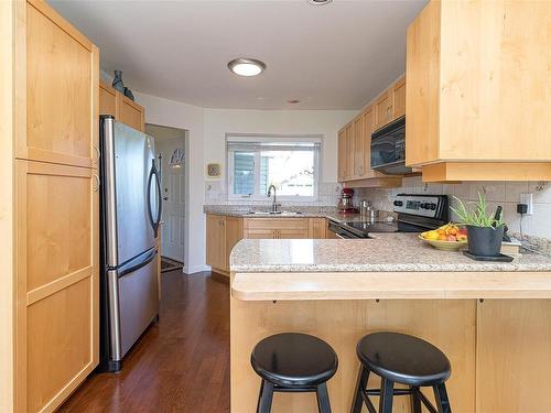 550 Fairways Pl, Cobble Hill, BC - Indoor Photo Showing Kitchen