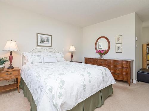 550 Fairways Pl, Cobble Hill, BC - Indoor Photo Showing Bedroom