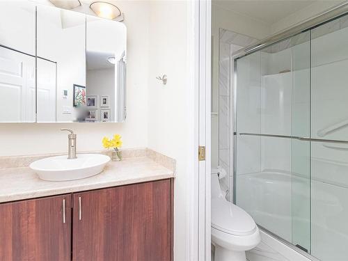 550 Fairways Pl, Cobble Hill, BC - Indoor Photo Showing Bathroom