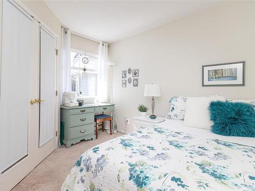 550 Fairways Pl, Cobble Hill, BC - Indoor Photo Showing Bedroom