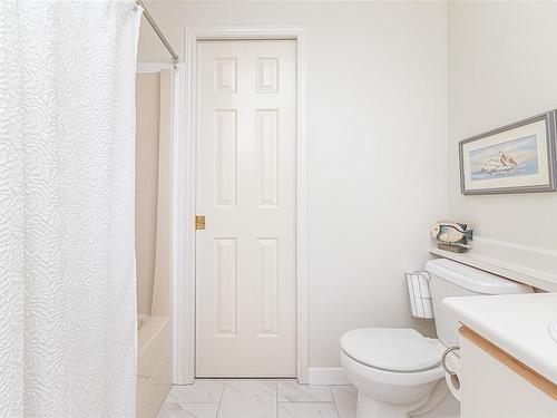 550 Fairways Pl, Cobble Hill, BC - Indoor Photo Showing Bathroom