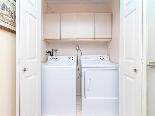 550 Fairways Pl, Cobble Hill, BC - Indoor Photo Showing Laundry Room
