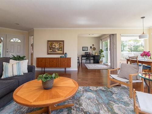550 Fairways Pl, Cobble Hill, BC - Indoor Photo Showing Living Room